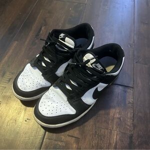 Nike Men's Black and White Low-Top Sneakers